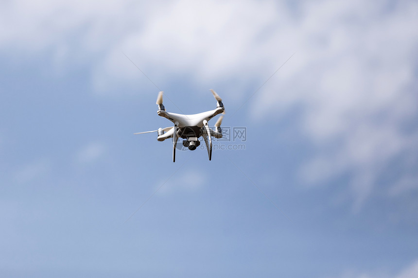 空中的小型无人机拍摄视频图片