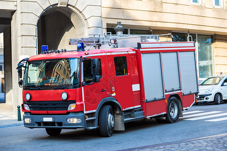一辆红色消防车在执行公务图片