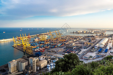 巴塞罗纳港是欧洲最繁忙的集装箱港口之一高清图片