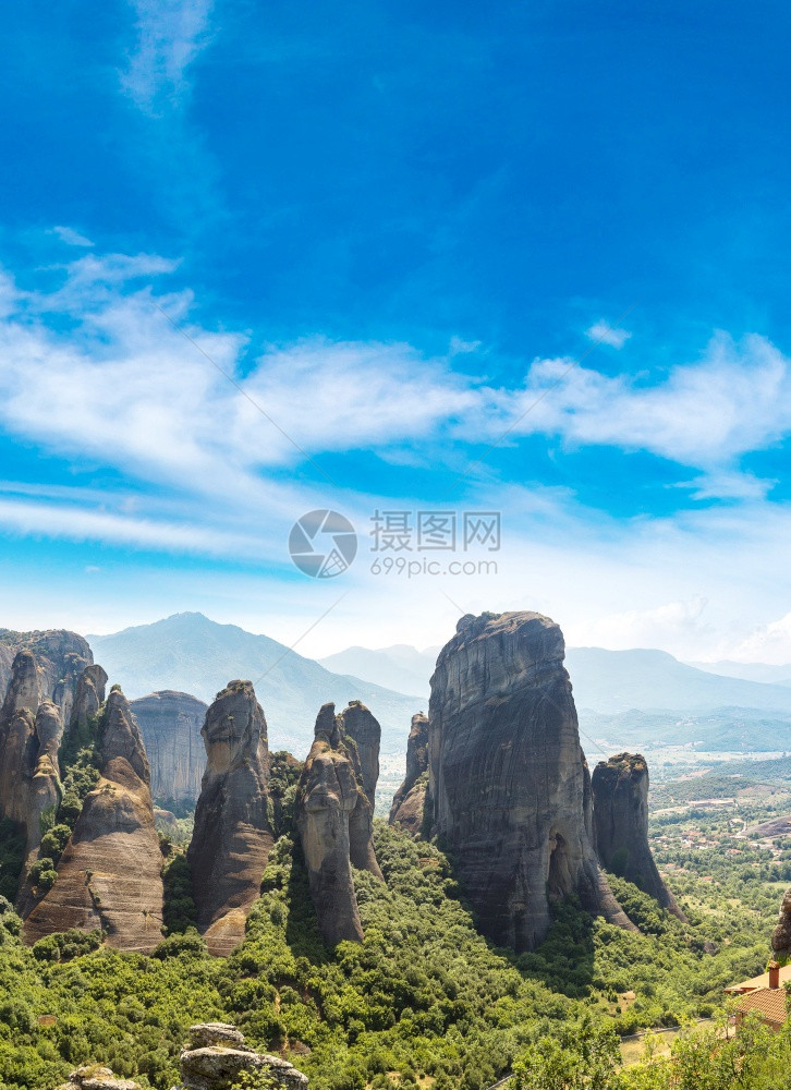 夏天的在岩石顶的修道院流星灰烬图片