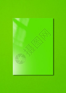 绿色小册子封面在多彩背景上隔离模型板绿色小册子封面多彩背景上图片