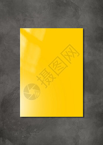 黄小册子覆盖暗混凝土背景模拟板黄色小册子黑混凝土背景覆盖模板图片