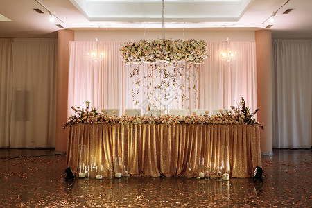新娘和郎的喜事桌配有金布白花和粉红色蜡烛结婚日图片