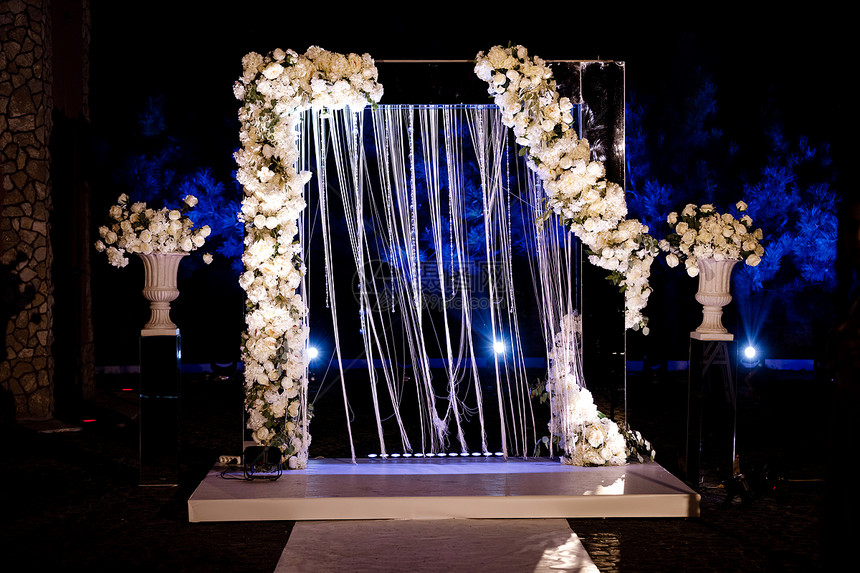 晚婚仪式盛装白花和亮光的晚宴拱门婚礼装饰花束晚婚仪式盛装白花和亮光的晚宴拱门花束图片