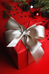 圣诞节背景树枝球礼物和红背景的圆锥背景图片
