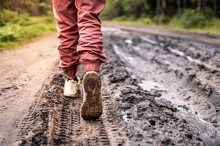 在森林的足迹上山地旅行者们的泥巴背景图片