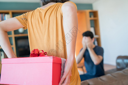庆祝和情人节概念女惊喜她男朋友的礼物图片