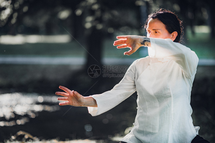 女人在公园里练习泰式鸡图片