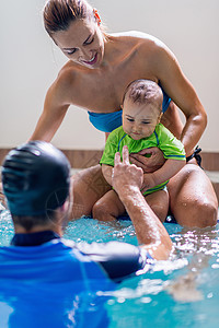 成人游泳男婴母亲和游泳班教员背景