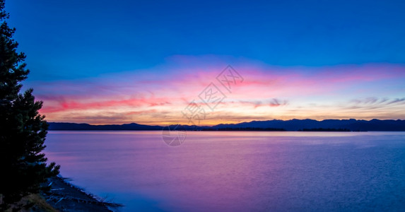 黄石公园湖上空日出图片