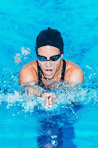 游泳池里的乳房运动员背景图片