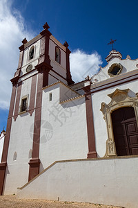 典型的土木教堂在石板高架土木中图片