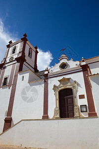 典型的土木教堂在石板高架土木中图片