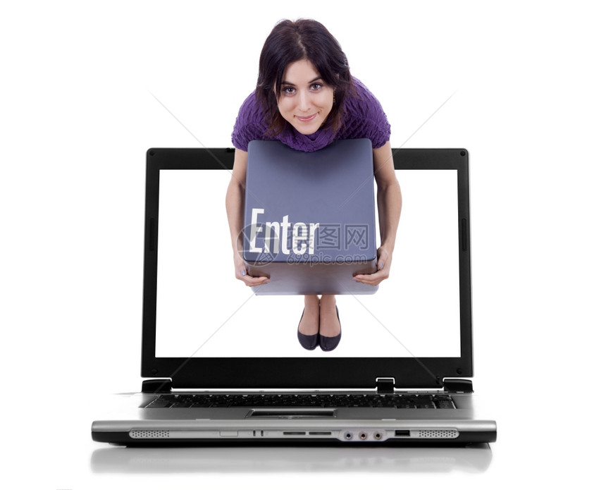 在电脑上用钥匙的年轻女子孤立无援图片
