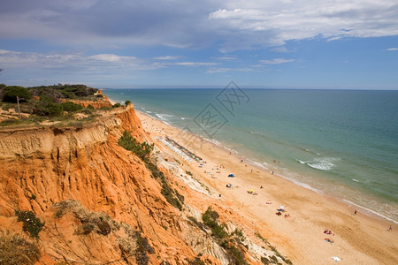 海坛古城在古城海滩上的人在Portugal以南的Agarve的海滩上背景