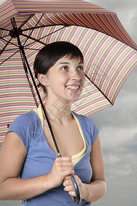带着彩色雨伞的黑发女孩背景图片