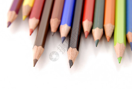 彩色铅笔对齐并隔离在白色上聚焦于中间部分高清图片