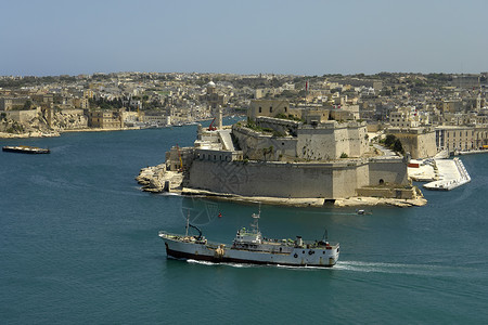 堡垒弯拖船瓦雷塔港景马尔岛的首都背景