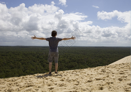男青年在沙丘的顶端比拉特的佛朗西高清图片