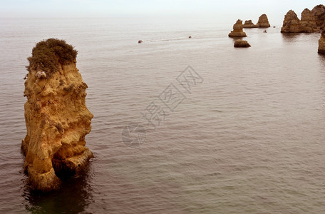 海中岩石的在脚下方南面的海上图片