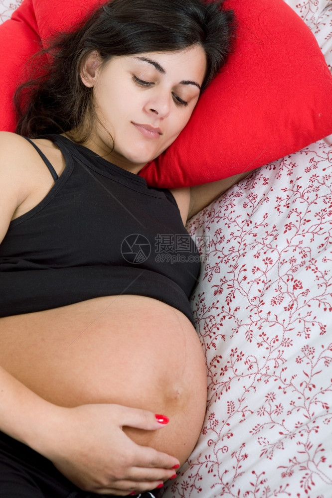 床上的年轻孕妇工作室照片图片