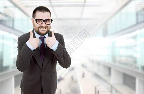 戴眼镜的商务男性竖起大拇指图片