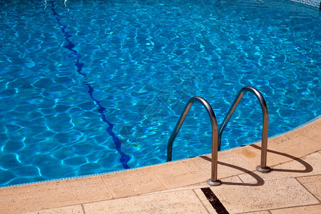 夏季蓝色游泳池水细节图片