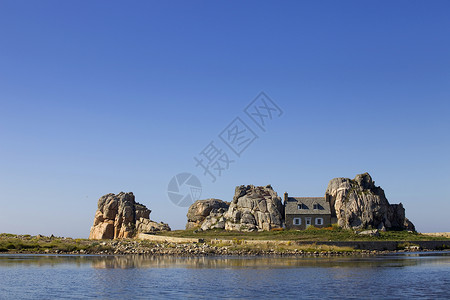 建身房在普卢梅纳奇的岩石上建有名房子花岗comtedarmobitanyfrce背景