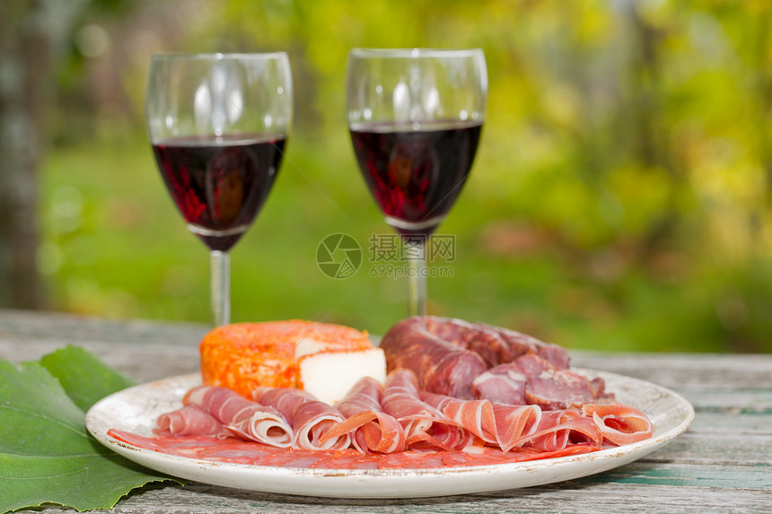 以葡萄酒水果奶酪和肉类为生的乡村活图片