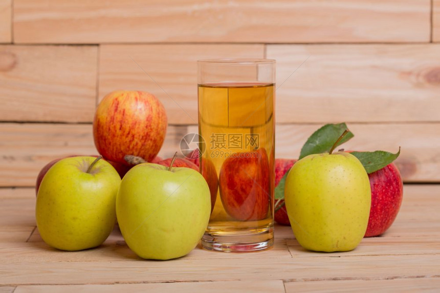 苹果汁和红杯木本底图片