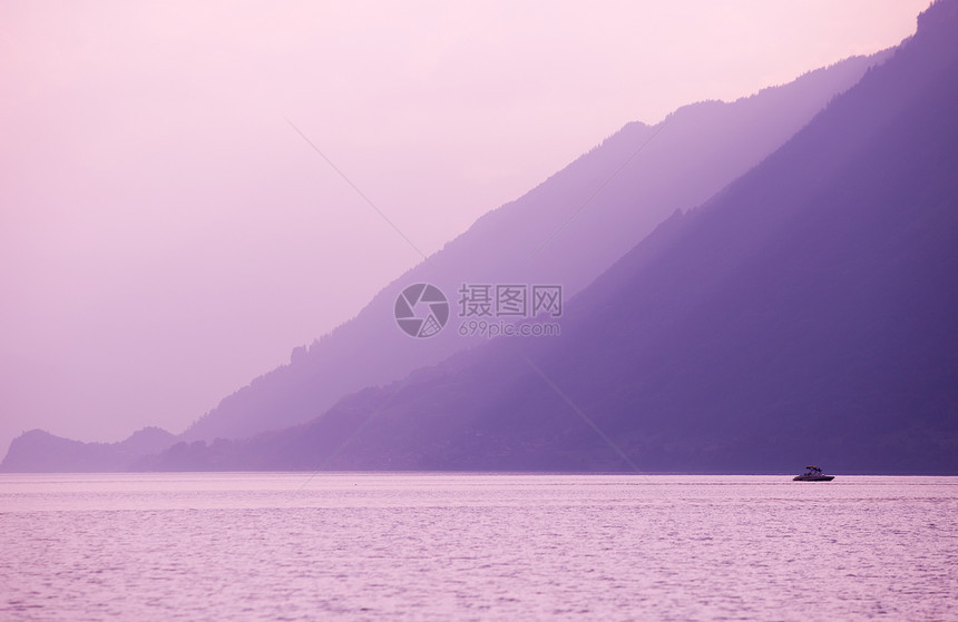 日落时瑞士湖在布赖恩斯图片