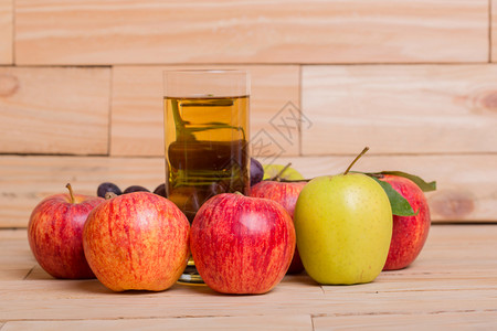 苹果汁玻璃木本水果多汁的高清图片素材