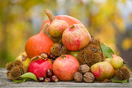 新鲜的秋天水果在木制桌上秋天水果图片