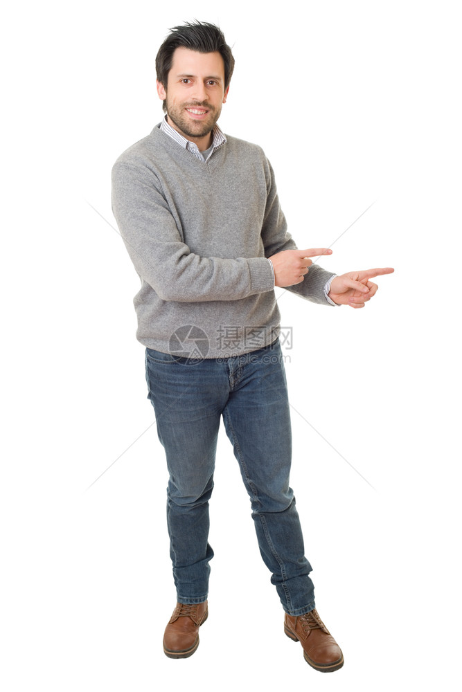 漫不经心的男人伸出手臂表示欢迎孤立地站在白色的地板上欢迎手势图片