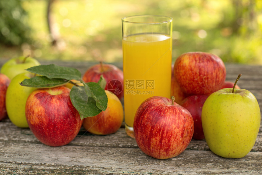 果实和桃汁在木制的桌边户外有水果和汁图片