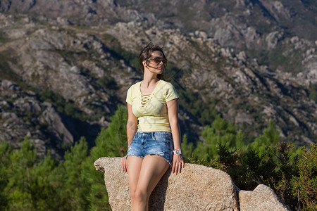 坐在山顶上轻松享受山谷风景在法公园Gers图片