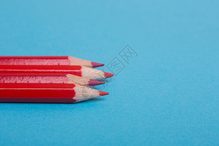 蓝底的木红铅笔图片