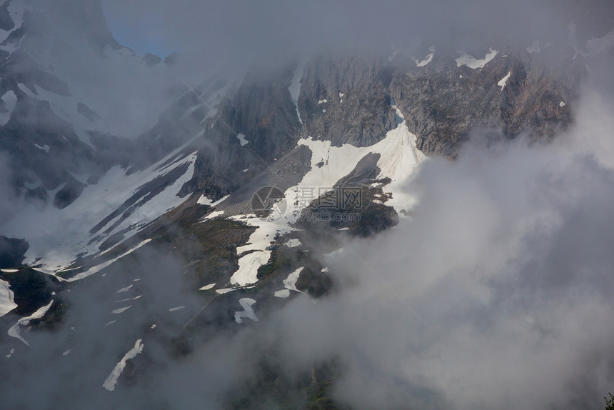 在欧洲皮科斯德罗巴公园西班牙阿斯图里亚山峰上的雪图片