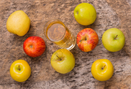 苹果汁和水的玻璃杯旧木本底健康的高清图片素材
