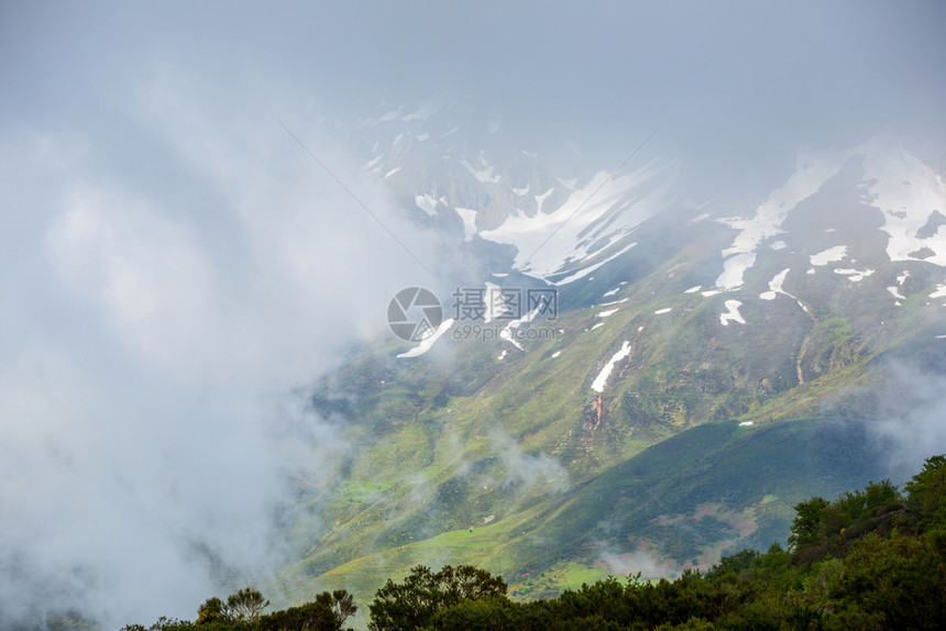 在欧洲皮科斯德罗巴公园西班牙阿斯图里亚山峰上的雪图片