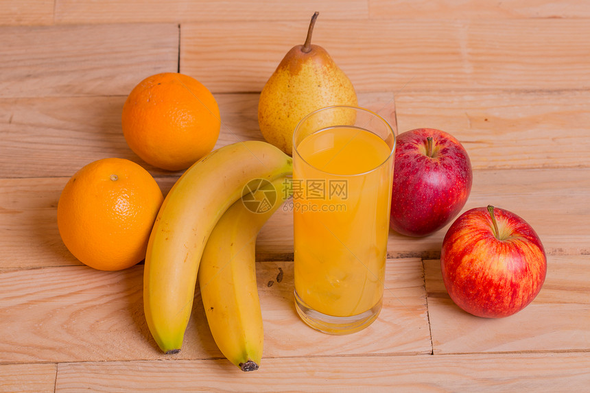 木制桌上的果子和橙汁工作室照片图片