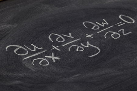 连续方程数学物理黑板上的白粉笔迹背景图片