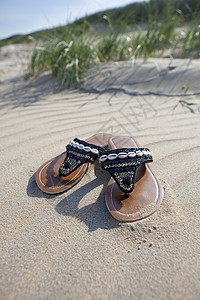 海滩上的左拖鞋图片
