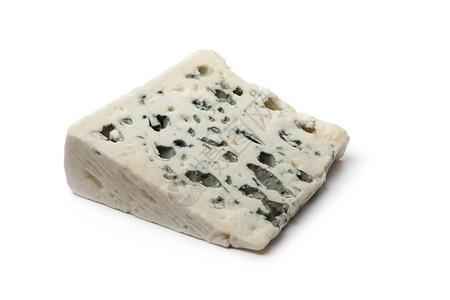 白色背景的罗克福特奶酪切片图片
