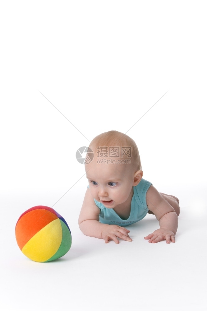 宝男孩在追逐着彩色玩具球图片
