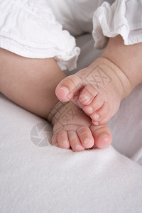 床上小婴儿脚图片