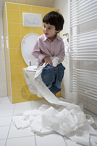 纳乌西小男孩弄脏了卫生纸背景图片