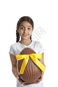 女孩带着一个大巧克力东面鸡蛋图片