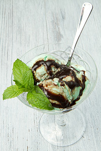 薄荷冰淇淋加巧克力酱汁背景图片