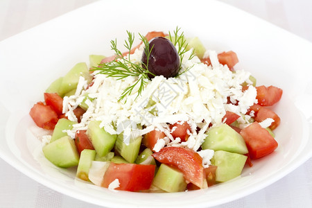 希腊新鲜沙拉上面有西红柿黄瓜洋葱乳酪和橄榄图片